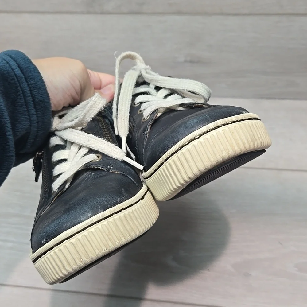 Born Women Black Leather Sneakers with White Laces Shoes Sz 7M